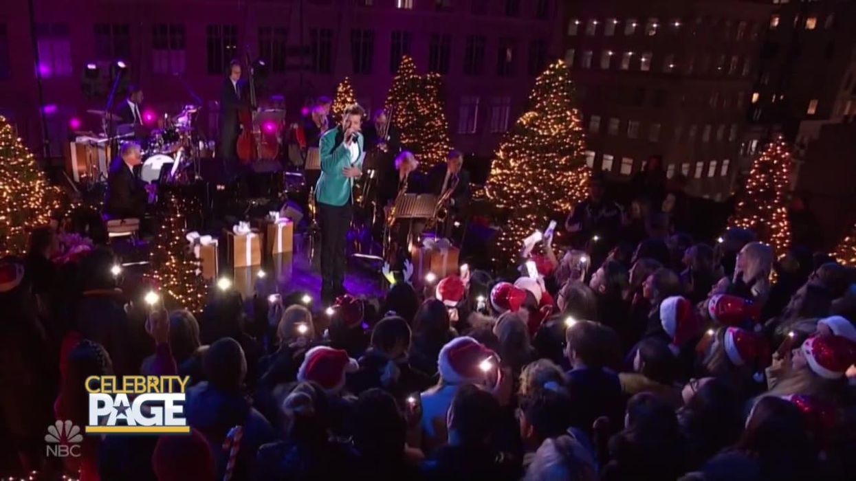 Brett Eldredge Takes The Stage With Kelly Clarkson For 'Christmas In Rockefeller Center'